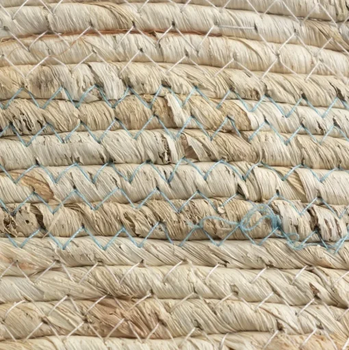 Panier de rotin rayé