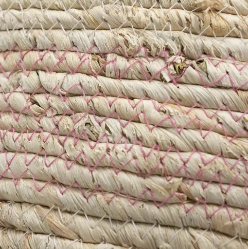 Panier de rotin rayé