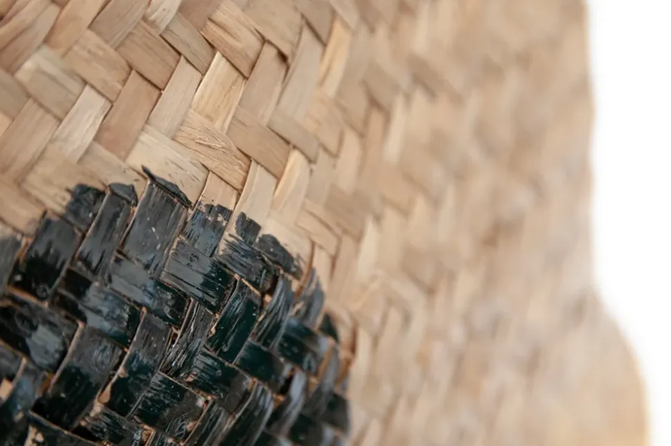 Panier en osier à pois noirs, 18 x 16″