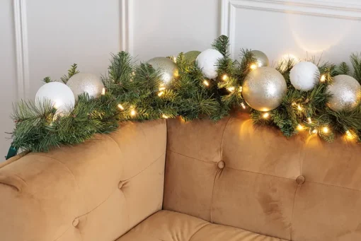 Pre-lit “Belgium deluxe" artificial Christmas garland