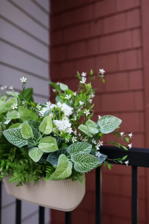 Ribbed plastic railing planter, 7,5 x 11,5"